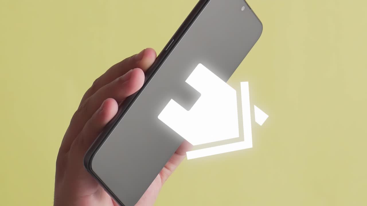 persona que sostiene un teléfono móvil donde aparece la animación del símbolo de una casa, fondo amarillo