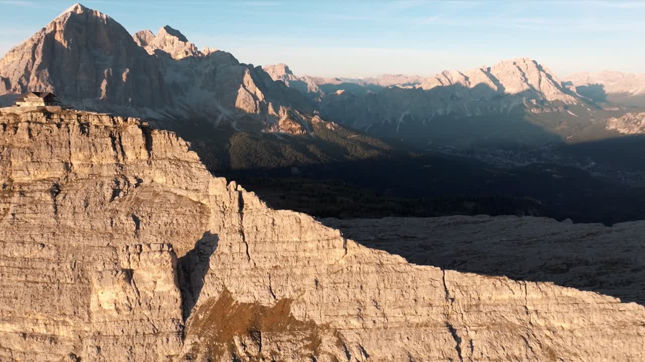 Vista aerea di cime montuose durante l'alba nelle Dolomiti, Italia