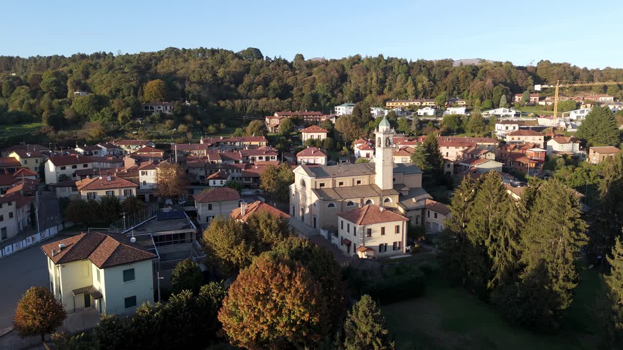 vista aérea de una iglesia en capiago intimiano, italia