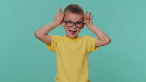 Niño-Pequeño-Gracioso-Haciendo-Expresiones-Faciales-Tontas-Y-Juguetonas-Y-Haciendo-Muecas,-Bromeando