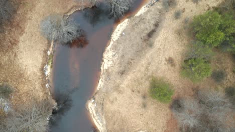 antena: volando sobre un río de aguas oscuras y poco profundas en europa del este