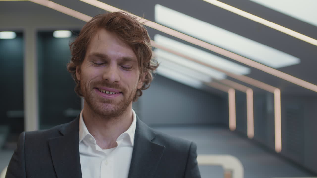 retrato de un apuesto hombre de negocios caucásico