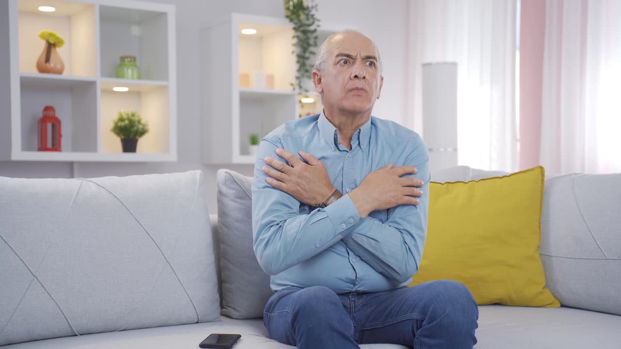 Gammel mann med frykt og stress