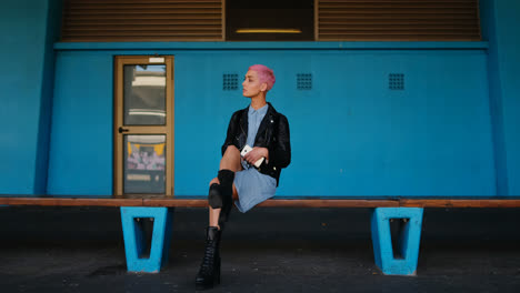 mujer esperando el tren en la estación de tren 4k