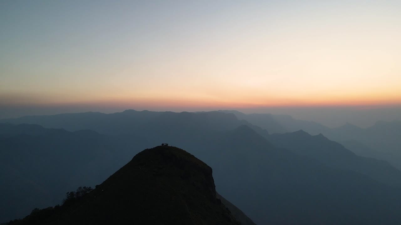 아침 일찍 안개로 둘러싸인 콜루쿠말라이 산맥의 드론 사진