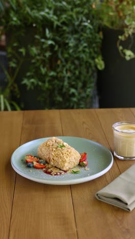delicioso postre con café