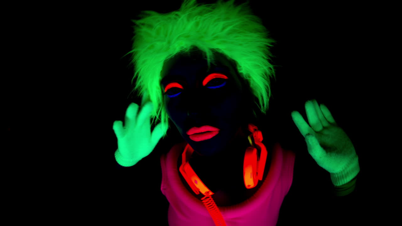 mujer que brilla intensamente 28