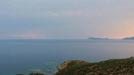 Sardaignan-Sonnenuntergang-Am-Ufer-Und-Meerblick-Von-Einer-Drohne-Aus