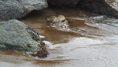 Wellen,-Die-Auf-Felsen-Mit-Einem-Sandstrand-Krachen