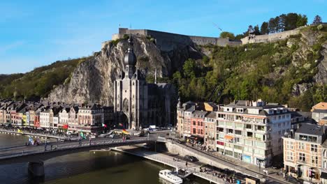 Vista-Aérea-De-Notre-Dame-En-Dinant-Waloon-Bélgica-Seguimiento,-Plano-General