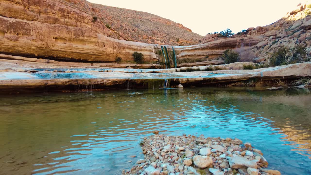 una cascada en el medio del desierto del sáhara argelia biskra