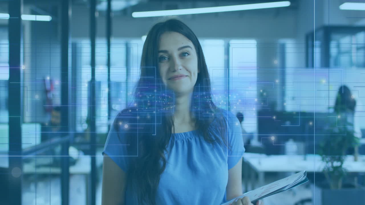 animación de procesamiento de datos digitales sobre mujer sosteniendo documentos en una oficina moderna