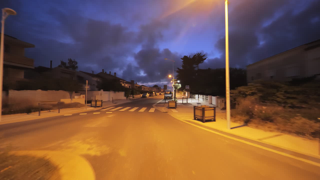 Vista della strada da una bici, scatto notturno, Carnon Plage, Occitania, Francia