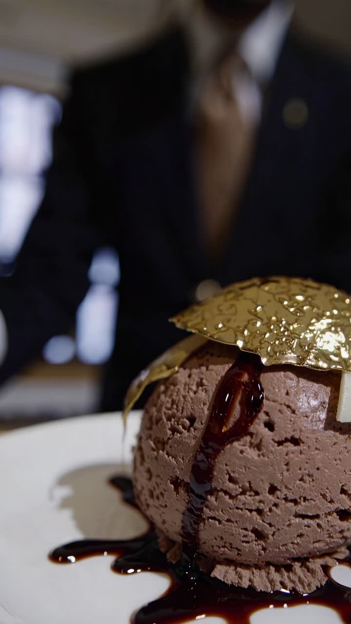 postre de helado de chocolate gourmet con hoja de oro