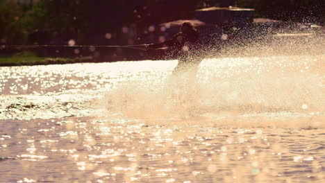 człowiek jeżdżący na wakeboardzie o zachodzie słońca