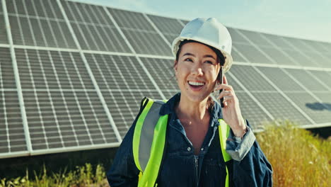 Mujer-En-La-Granja-De-Paneles-Solares-Con-Llamada-Telefónica