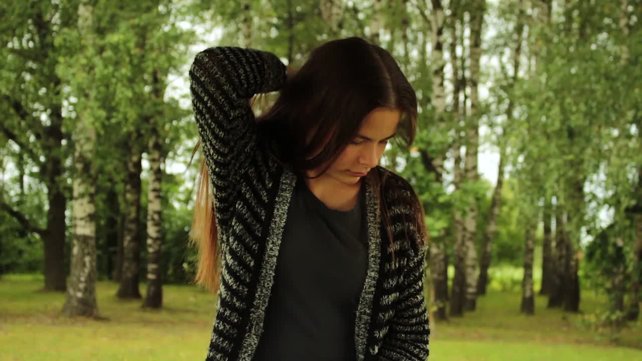 chica peinándose, sacando su teléfono