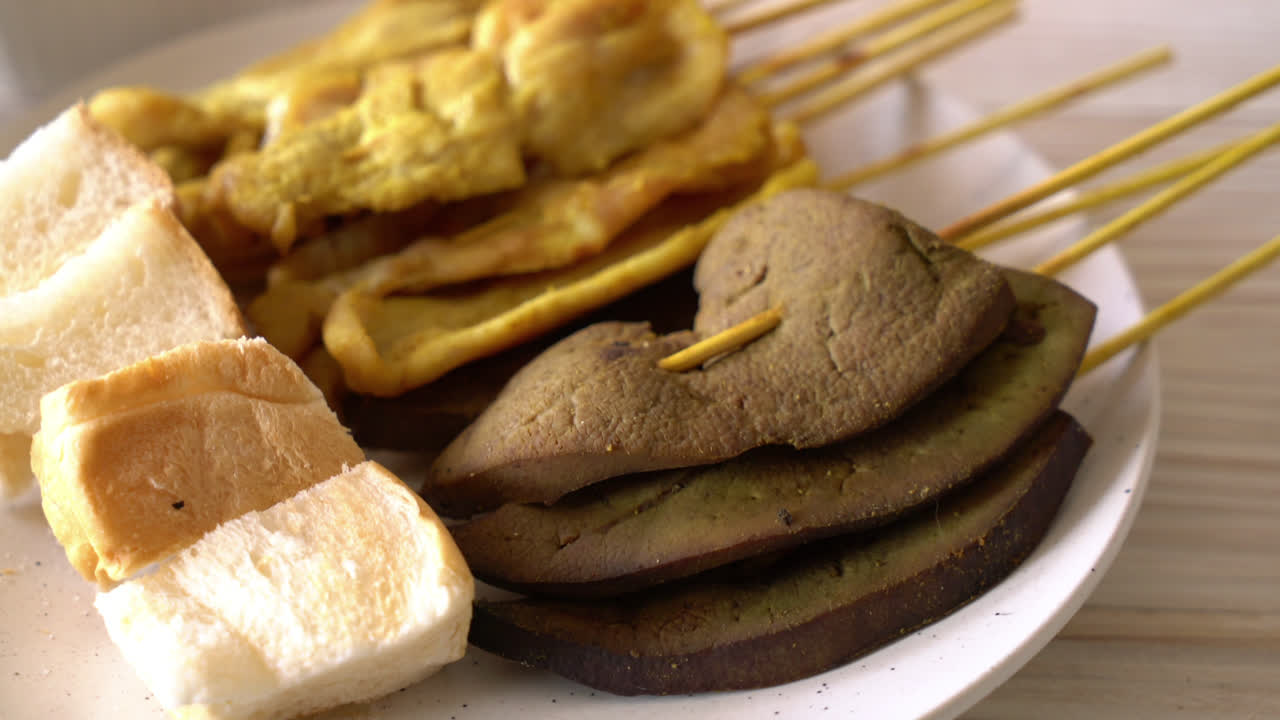 빵과 땅콩 소스를 곁들인 돼지고기 사테이와 간 사테이