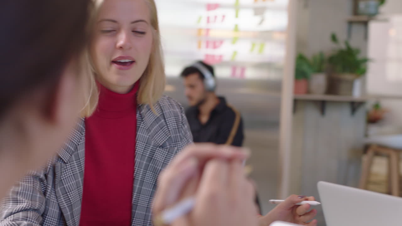 jóvenes empresarios conociendo clientes mujeres hermosas compartiendo ideas creativas disfrutando de la conversación discutiendo la estrategia de desarrollo de la empresa feliz empresarios colaborando en la entrevista de oficina