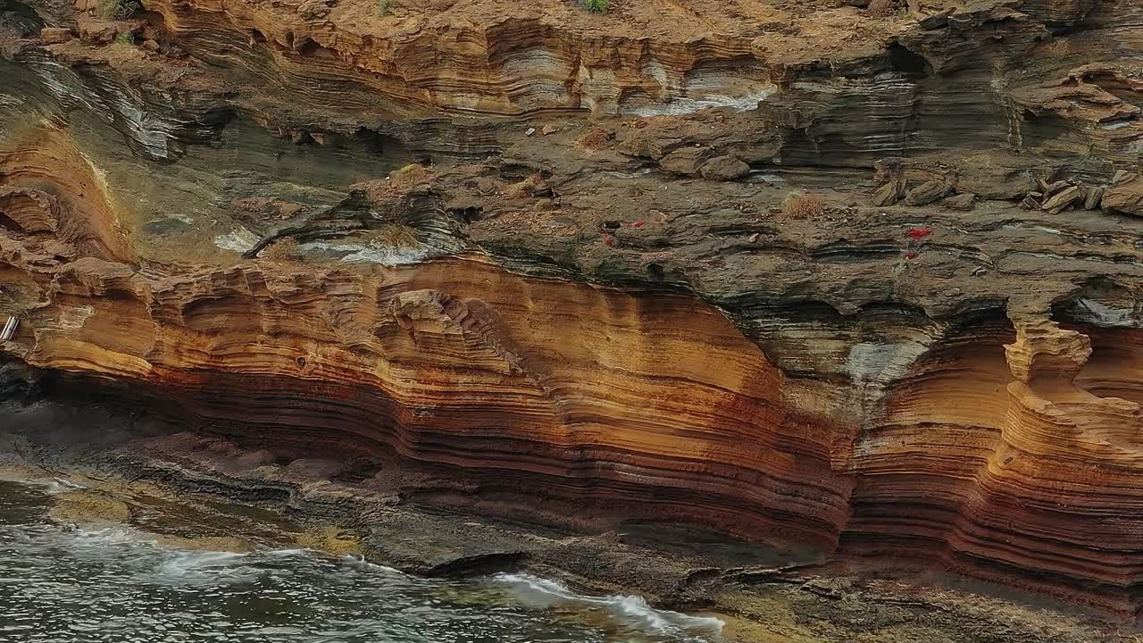 Utforska klippformationer vid kusten av Teneriffa i Spanien