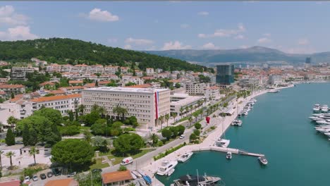 Yachthafen-Und-Skyline-Von-Split-In-Kroatien-Schöner-Sommertag,-Luftorbit