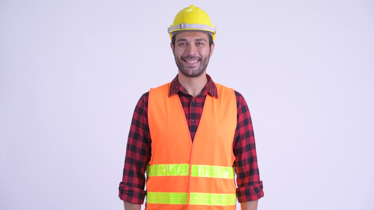 feliz hombre persa barbudo y guapo trabajador de la construcción