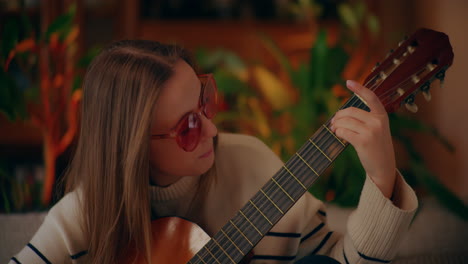 mujer tocando la guitarra escribiendo canciones componiendo música