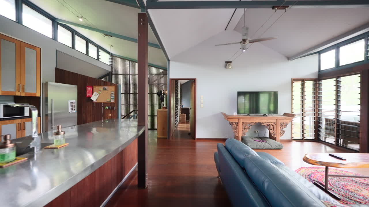 오픈 플랜 거실 부에서 객실과 함께 주요 침실으로 가는 긴 는