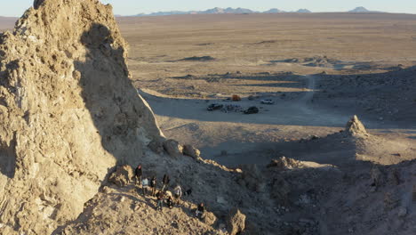 amplia toma aérea en retirada de los pináculos de trona en el desierto de california