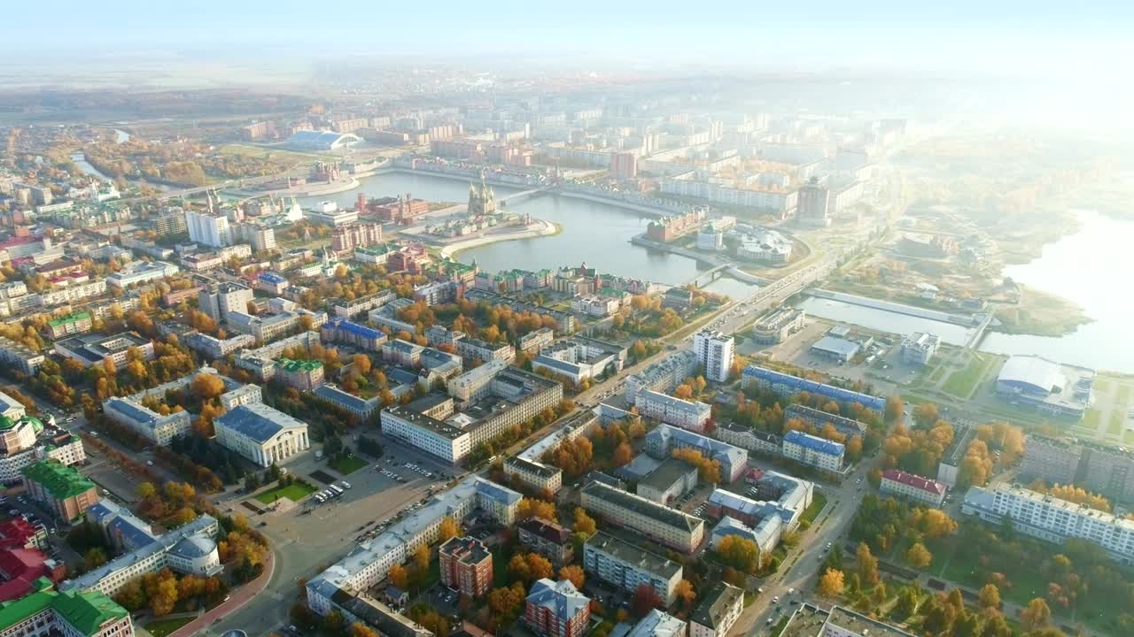 아침 안개 속 의 가을 에 요스카르-올라 도시 의 풍경적 인 공중 풍경