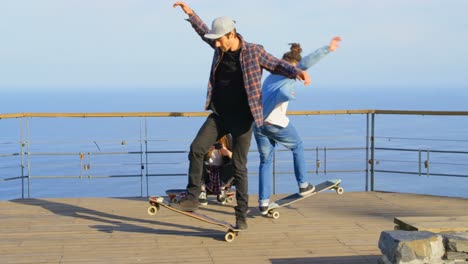 vista lateral de un joven skateboarder caucásico montado en skateboard en el punto de observación 4k