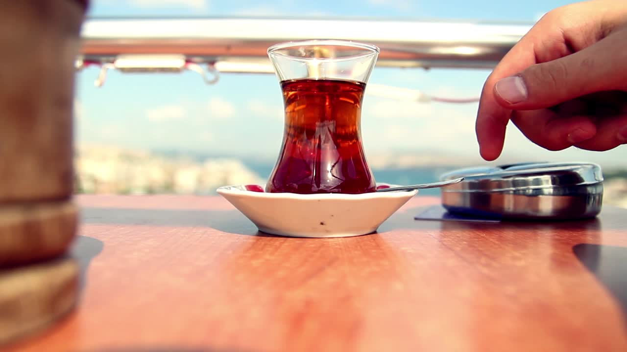 카페 이스탄불 7에서 터키 차를 마시고