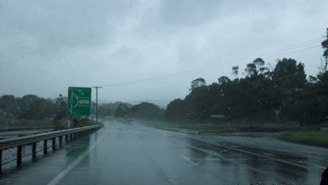 conduciendo en una carretera mojada durante una tormenta de lluvia