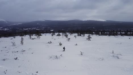 Aventurero-Con-Raquetas-De-Nieve-Solo-En-La-Cima-De-La-Montaña-ártica