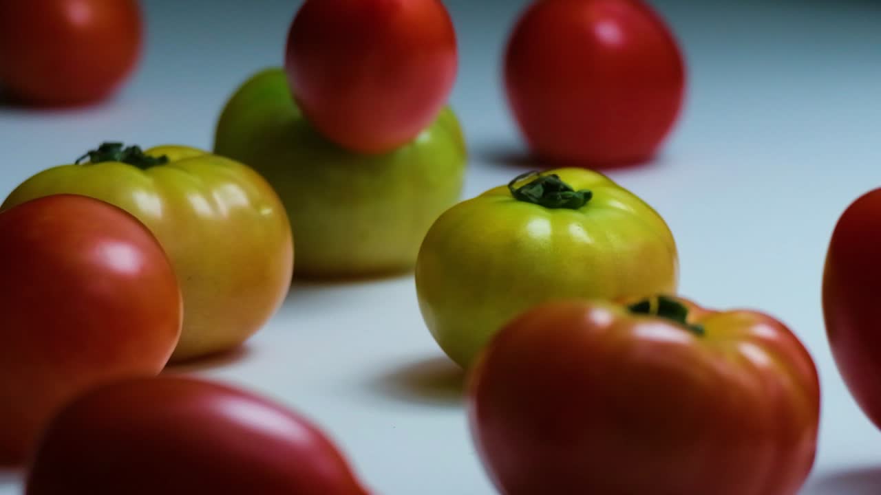 tomates y verduras en cámara lenta, moviéndose al revés en una mesa blanca, exudando una esencia fresca y vibrante