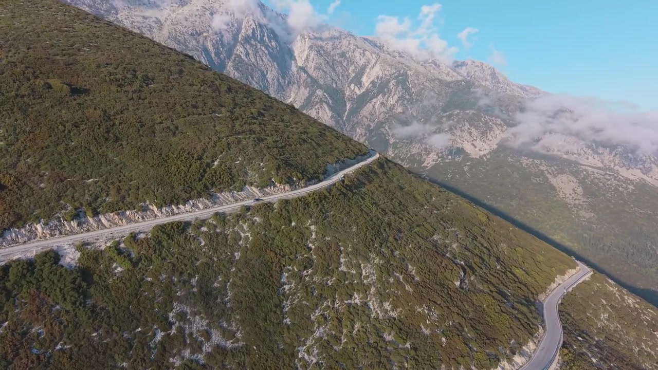Incredibile video con drone del passo di Llogara nell'Albania meridionale.