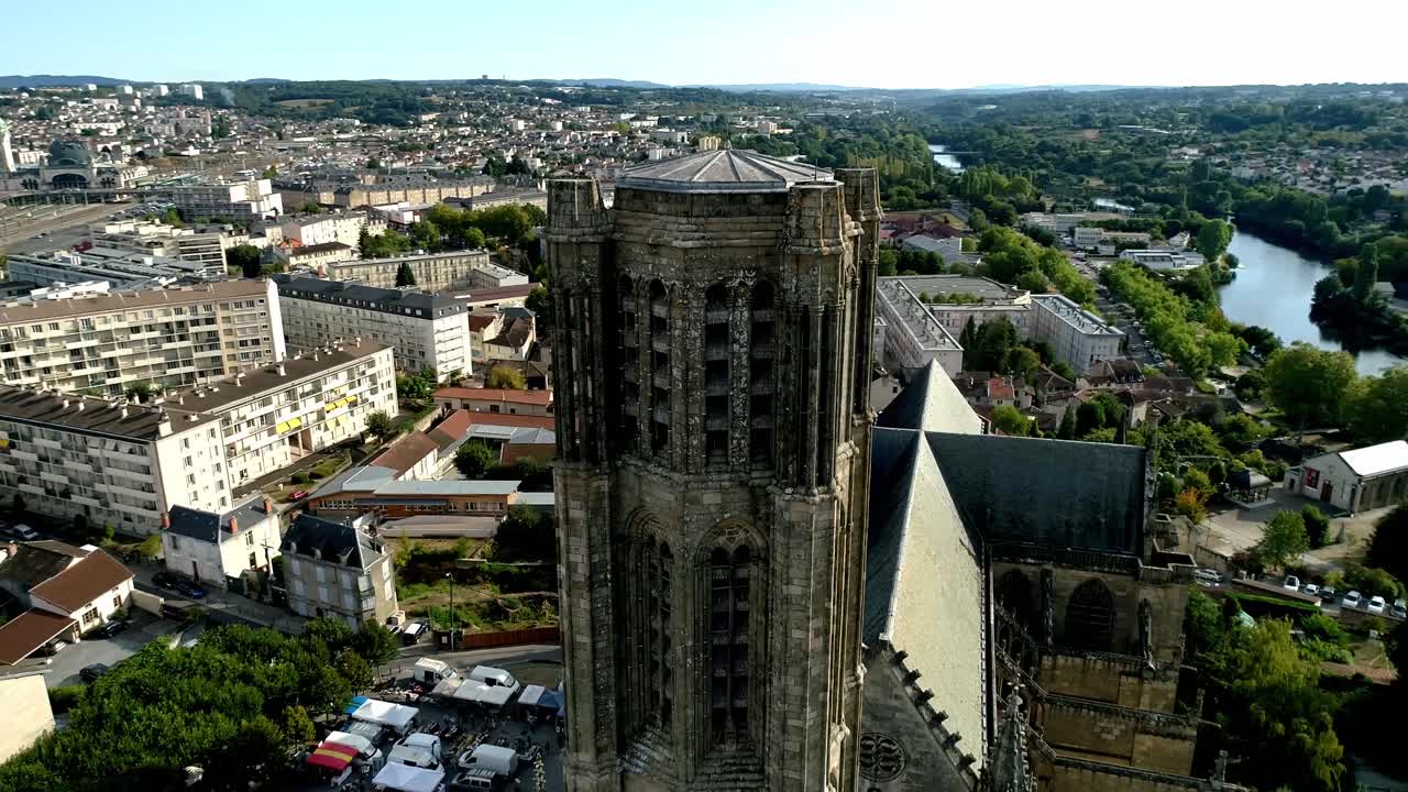 Gotisk katedraltårn og tværskibsstruktur i Limoges set fra stor højde. Religiøst monument og omkringliggende bybygninger i et top-down perspektiv