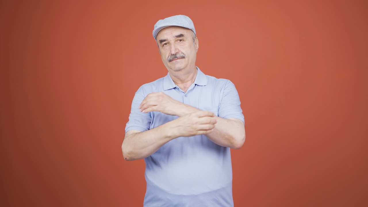 카메라를 바라보는  ⁇ 은이가 자신감을 나타 ⁇ 니다.