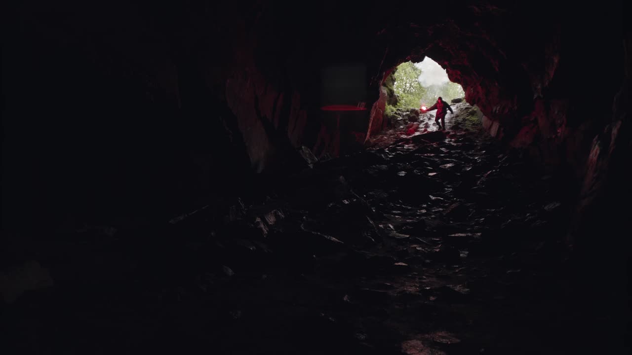 persona explorando una cueva oscura