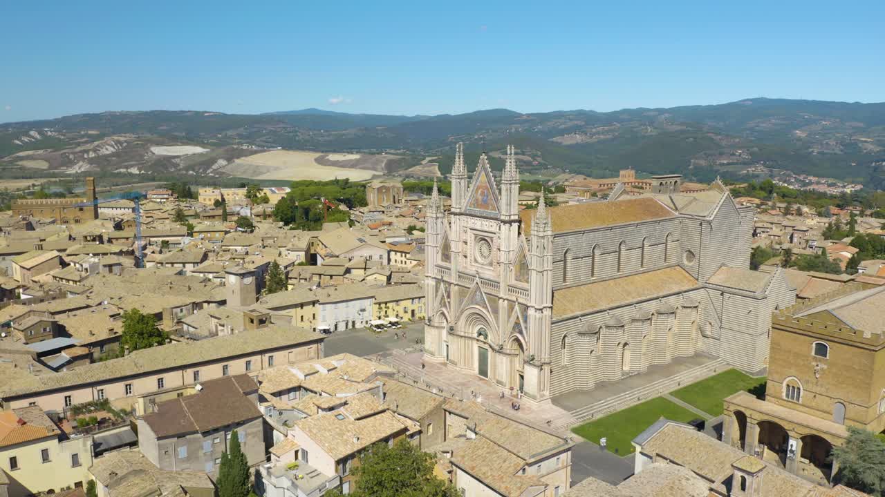 hermosa toma de drones de la catedral de orvieto en umbría, italia en un día típico italiano