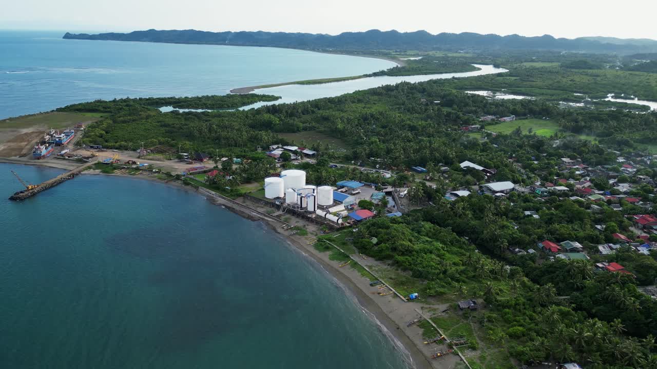 필리핀 카탄두아네스 (catanduanes) 의 해안 도시 비라크 (virac) 의 공중 사진 - 드론 촬영