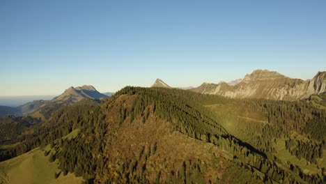 Luftaufnahme,-Die-Nach-Oben-Fliegt-Und-Die-Alpine-Landschaft-Mit-Herbstfarben-Enthüllt