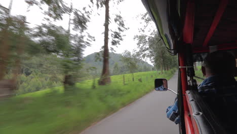 Conducir-Por-El-Valle-De-Cocora-Filmado-Desde-El-Asiento-Trasero-De-Un-Jeep-Antiguo