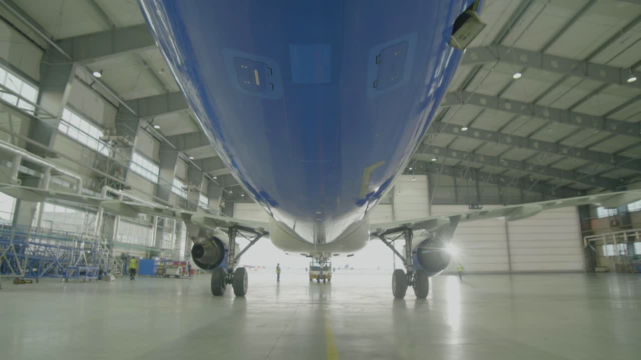 Manutenzione degli aerei in un hangar
