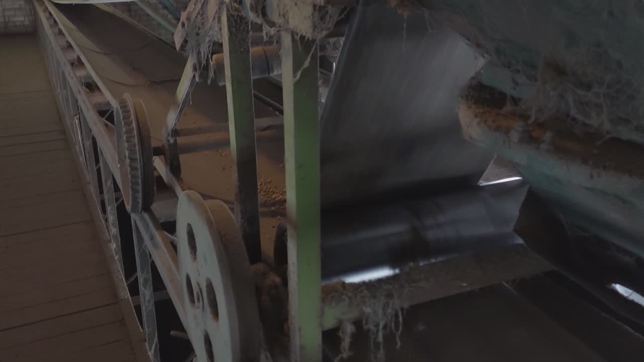 la cinta transportadora de transporte de granos está en funcionamiento