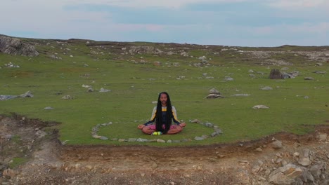 Hombre-De-Mediana-Edad-Meditando-Sobre-Un-Círculo-De-Piedras