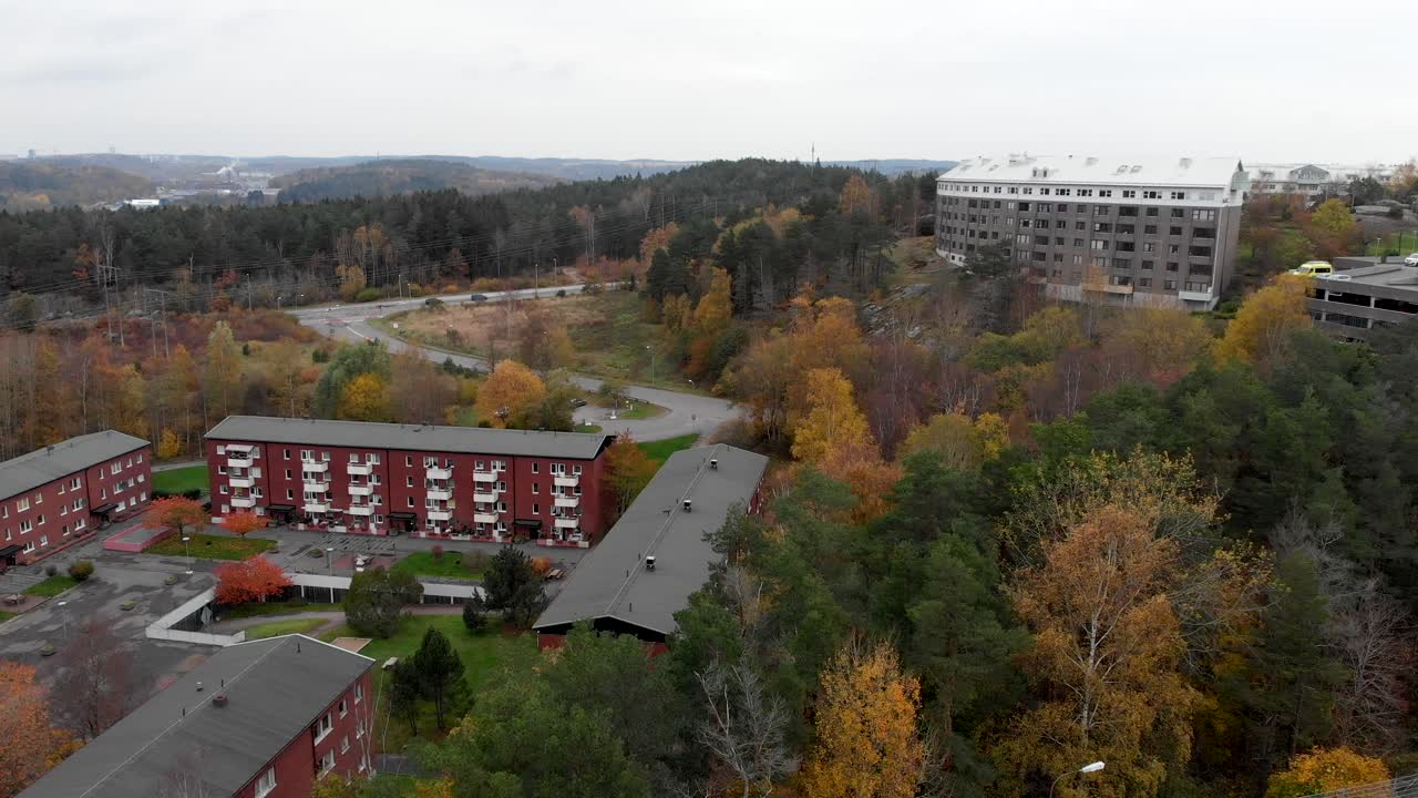 жилые многоквартирные дома на улице тихо брахес в районе бергсйон, восточный гетенбург, швеция, в осенний период