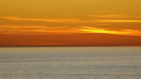 夕陽天空雲彩雲彩陽光紅色<unk>色陽光晚上黃昏海上黃昏