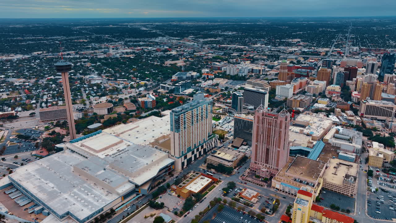 San Antonio, USA, 14 agosto 2025: Veduta aerea dall'alto del centro di San Antonio e della torre. Ampia prospettiva del centro congressi, della Torre delle Americhe e della densità urbana a San Antonio.