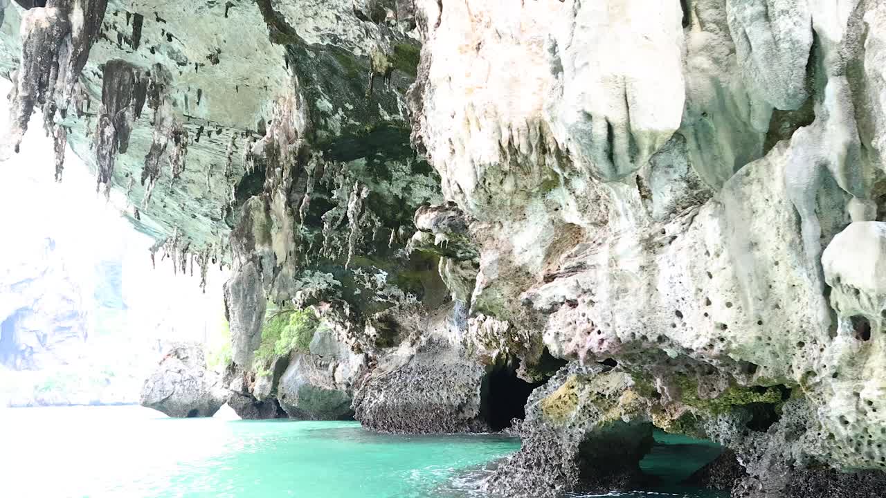크라비의 바위 바다 동굴의 경치